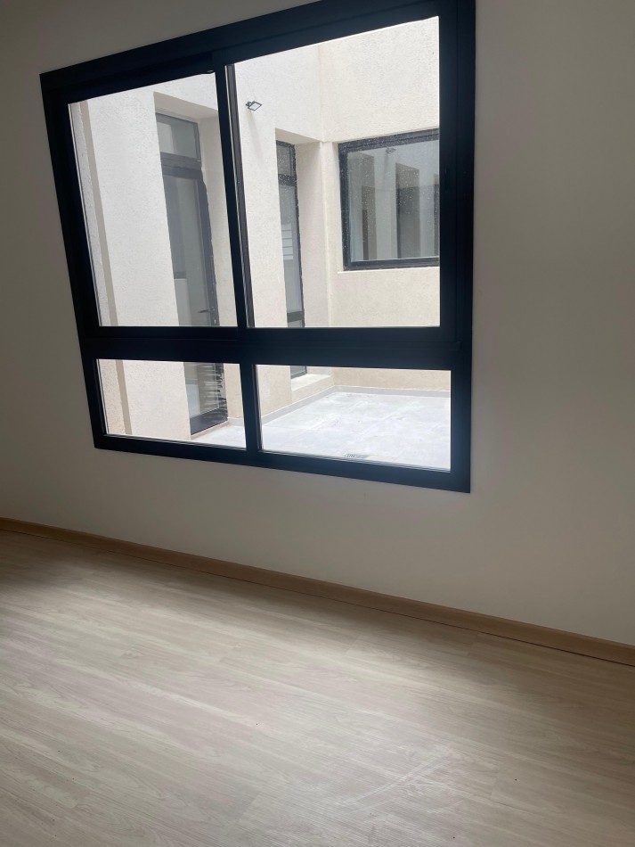 EN VENTA. impecable departamento de pasillo reciclado a nuevo. Tres dormitorios. Posiblidad de financiacion.  Paraguay 1900