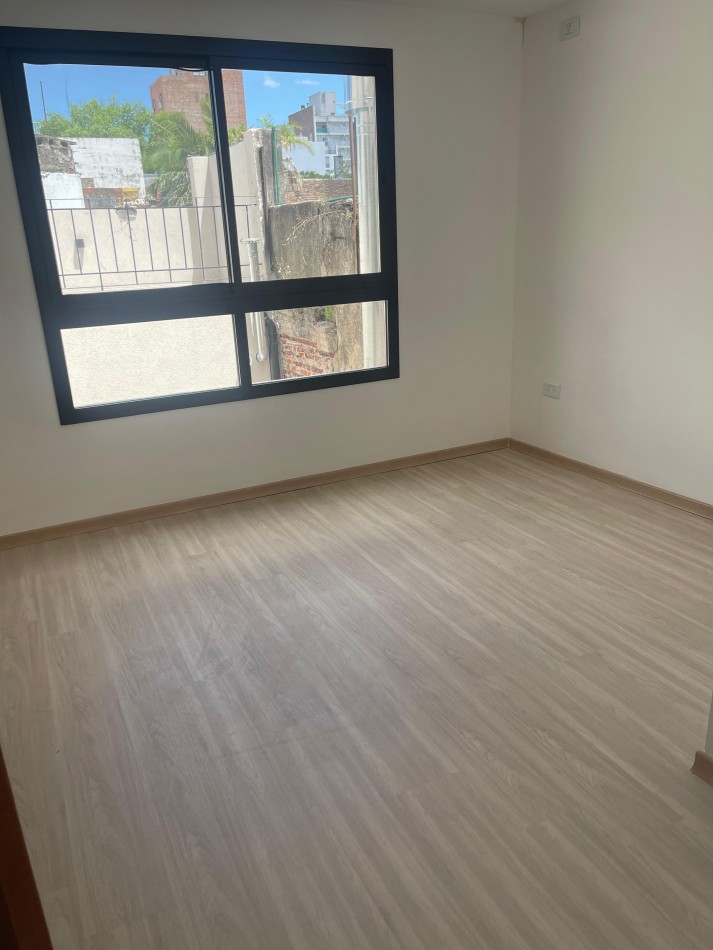 EN VENTA. impecable departamento de pasillo reciclado a nuevo. Tres dormitorios. Posiblidad de financiacion.  Paraguay 1900