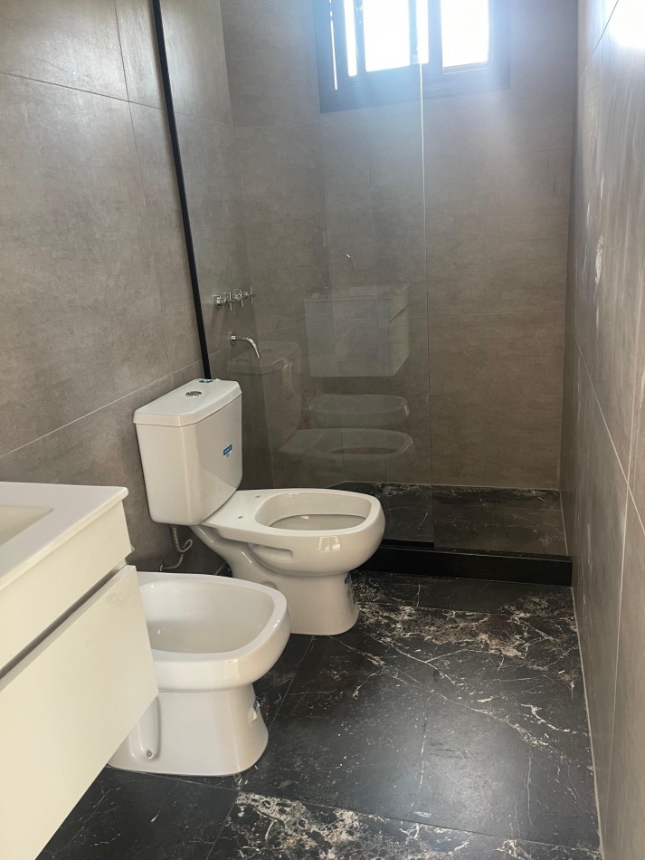 EN VENTA. impecable departamento de pasillo reciclado a nuevo. Tres dormitorios. Posiblidad de financiacion.  Paraguay 1900