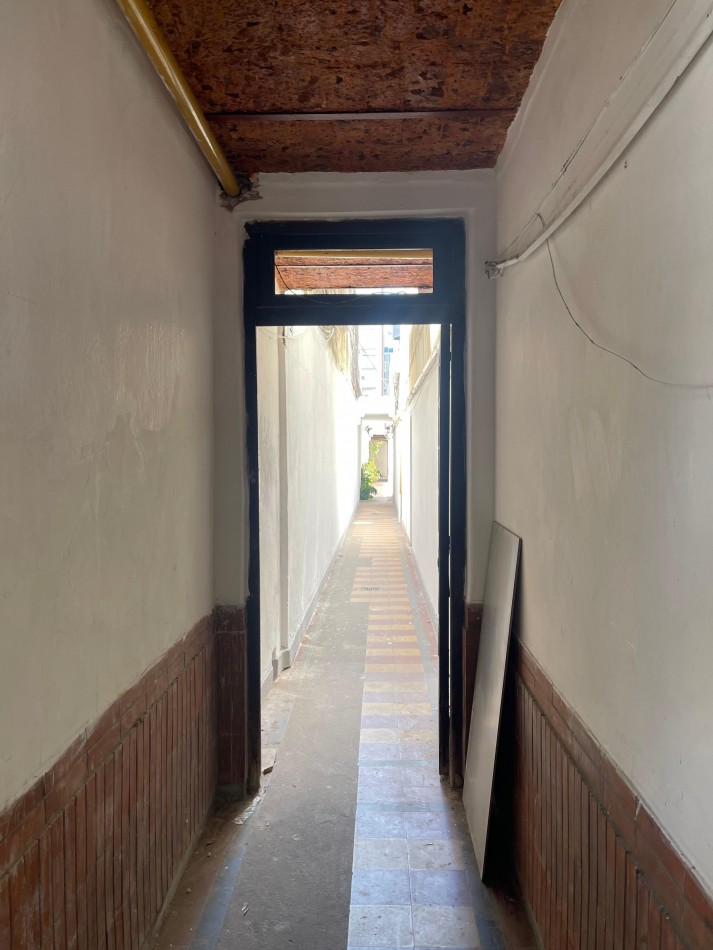 EN VENTA. impecable departamento de pasillo reciclado a nuevo. Tres dormitorios. Posiblidad de financiacion.  Paraguay 1900