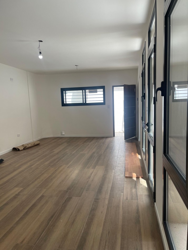 EN VENTA. impecable departamento de pasillo reciclado a nuevo. Tres dormitorios. Posiblidad de financiacion.  Paraguay 1900