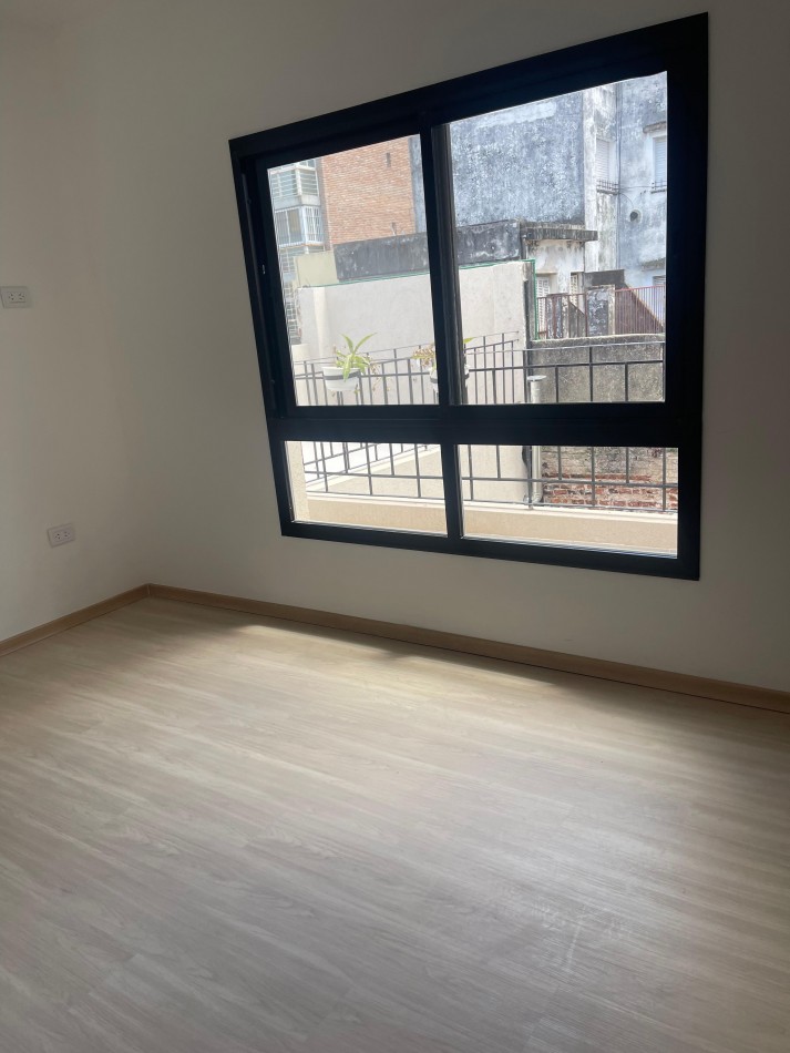 EN VENTA. impecable departamento de pasillo reciclado a nuevo. Tres dormitorios. Posiblidad de financiacion.  Paraguay 1900