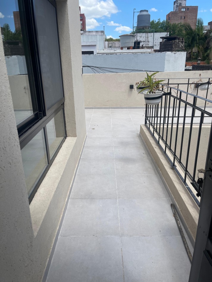 EN VENTA. impecable departamento de pasillo reciclado a nuevo. Tres dormitorios. Posiblidad de financiacion.  Paraguay 1900