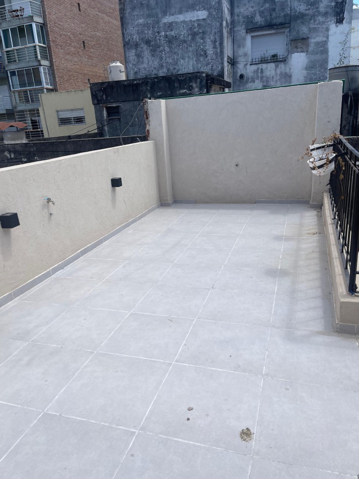 EN VENTA. impecable departamento de pasillo reciclado a nuevo. Tres dormitorios. Posiblidad de financiacion.  Paraguay 1900