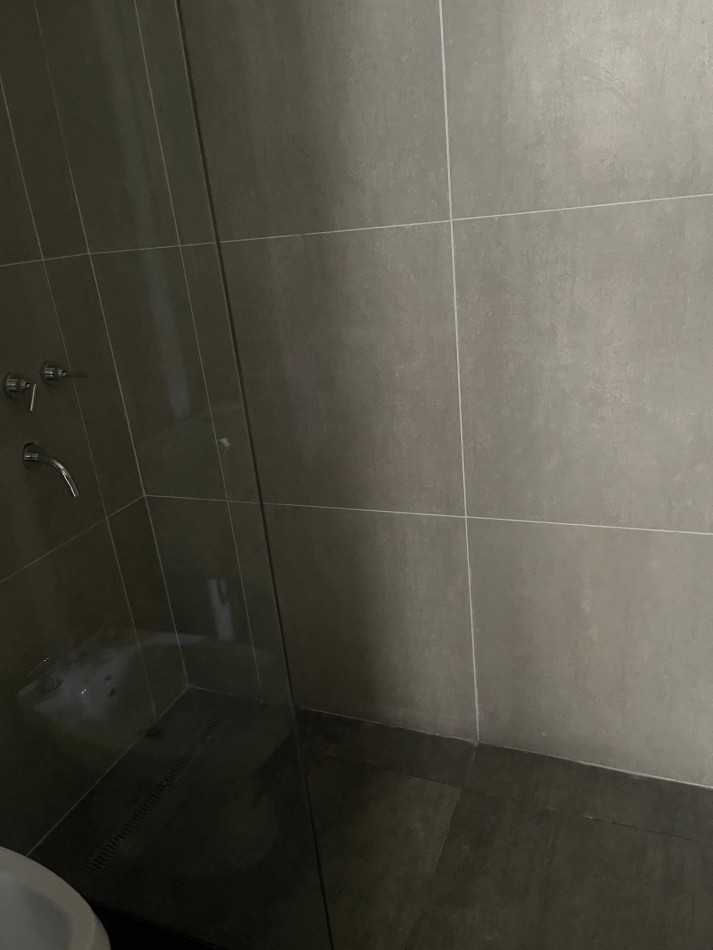 EN VENTA. impecable departamento de pasillo reciclado a nuevo. Tres dormitorios. Posiblidad de financiacion.  Paraguay 1900