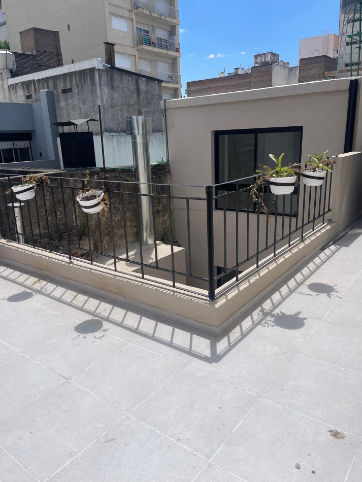 EN VENTA. impecable departamento de pasillo reciclado a nuevo. Tres dormitorios. Posiblidad de financiacion.  Paraguay 1900