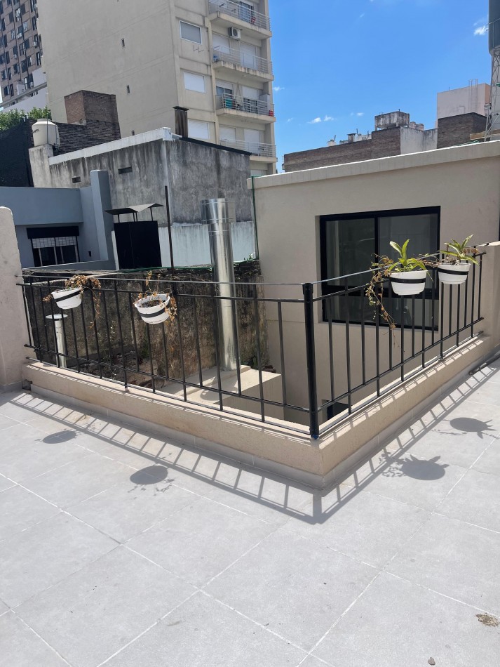 EN VENTA. impecable departamento de pasillo reciclado a nuevo. Tres dormitorios. Posiblidad de financiacion.  Paraguay 1900