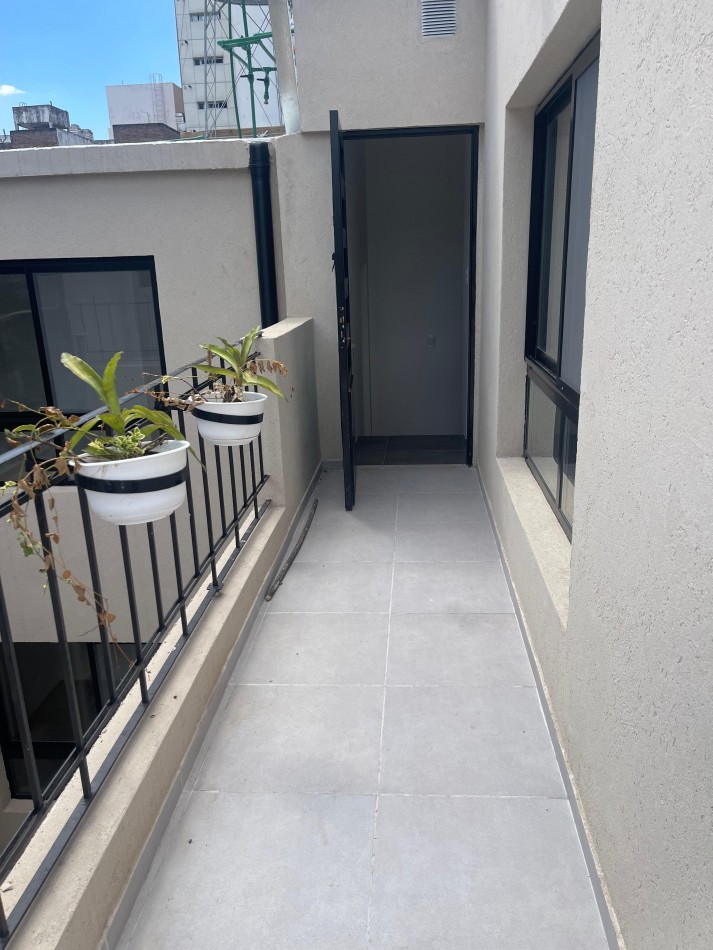 EN VENTA. impecable departamento de pasillo reciclado a nuevo. Tres dormitorios. Posiblidad de financiacion.  Paraguay 1900