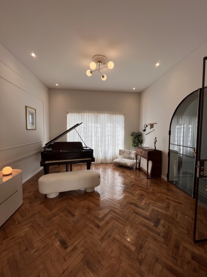 Espectacular Casa de diseño, reciclada. 4 dormitorios, patio con parrillero, terraza con piscina, cochera - Abasto