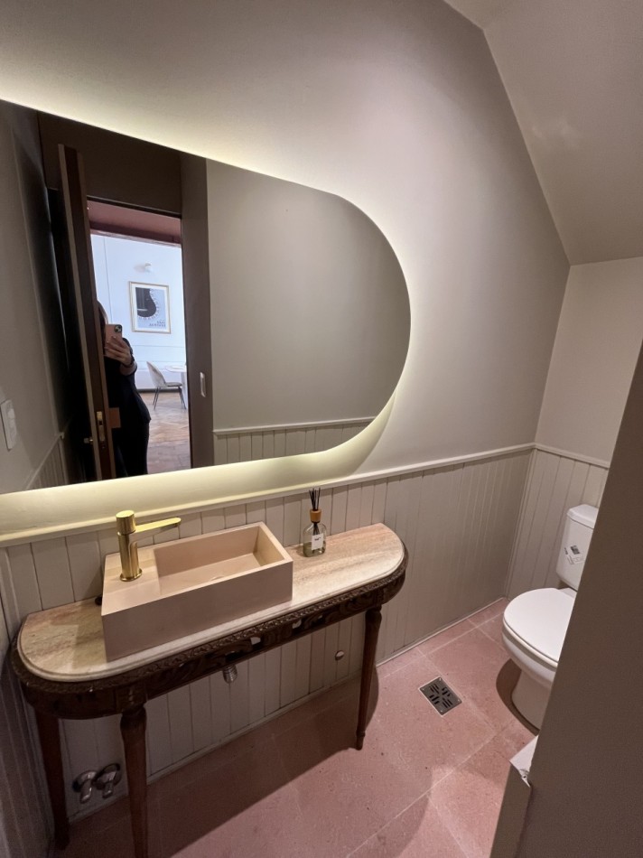 Espectacular Casa de diseño, reciclada. 4 dormitorios, patio con parrillero, terraza con piscina, cochera - Abasto