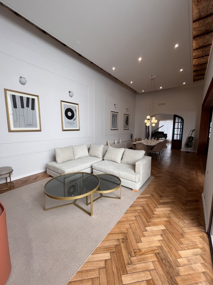 Espectacular Casa de diseño, reciclada. 4 dormitorios, patio con parrillero, terraza con piscina, cochera - Abasto