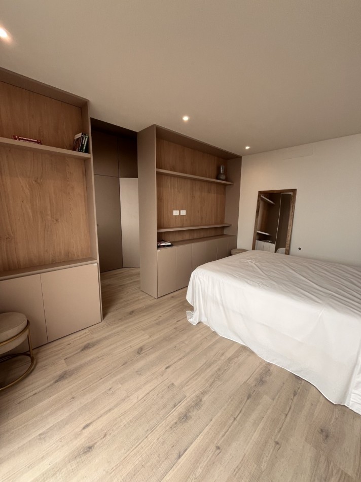 Espectacular Casa de diseño, reciclada. 4 dormitorios, patio con parrillero, terraza con piscina, cochera - Abasto