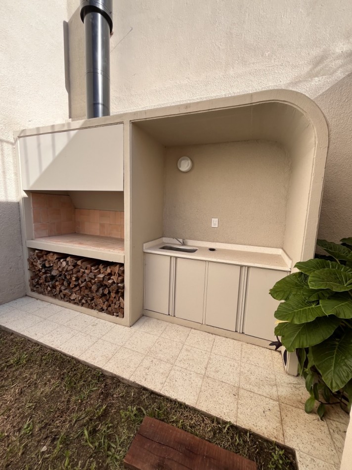 Espectacular Casa de diseño, reciclada. 4 dormitorios, patio con parrillero, terraza con piscina, cochera - Abasto