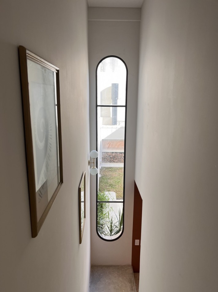 Espectacular Casa de diseño, reciclada. 4 dormitorios, patio con parrillero, terraza con piscina, cochera - Abasto