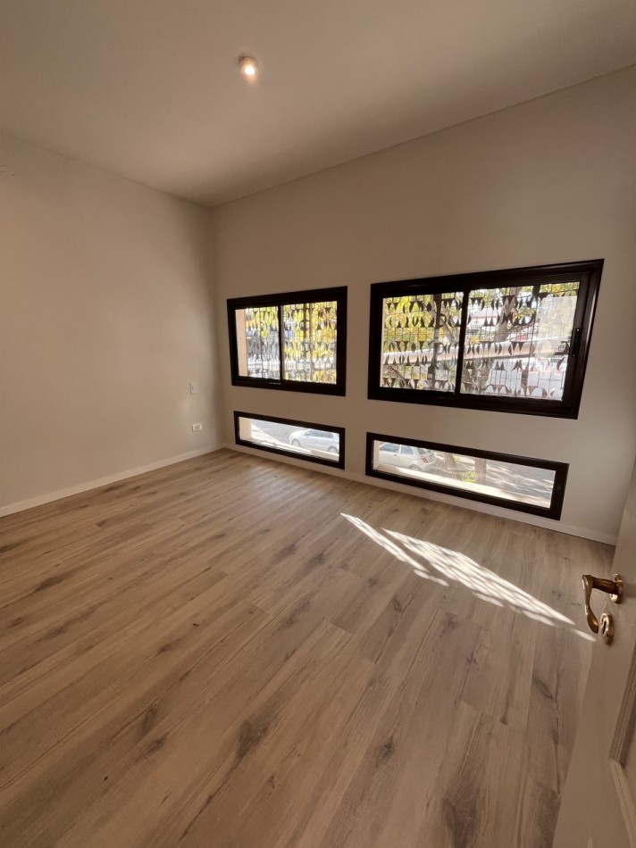 Espectacular Casa de diseño, reciclada. 4 dormitorios, patio con parrillero, terraza con piscina, cochera - Abasto