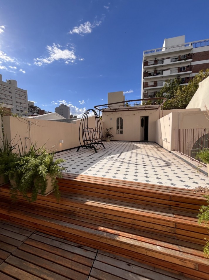 Espectacular Casa de diseño, reciclada. 4 dormitorios, patio con parrillero, terraza con piscina, cochera - Abasto