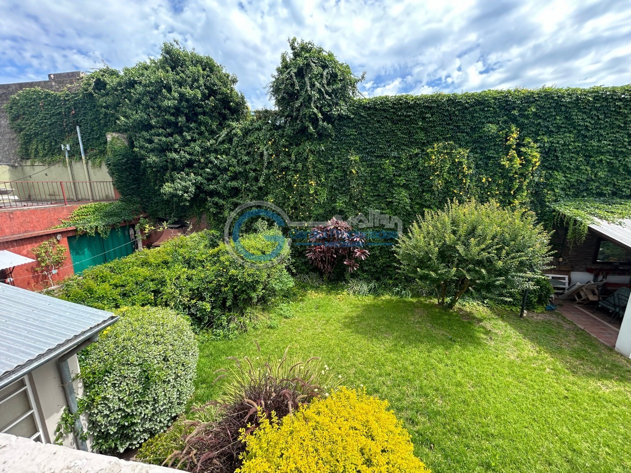 VENTA Casa de 3 dormitorios, con parque, piscina, quincho, cochera - Ayacucho 5800