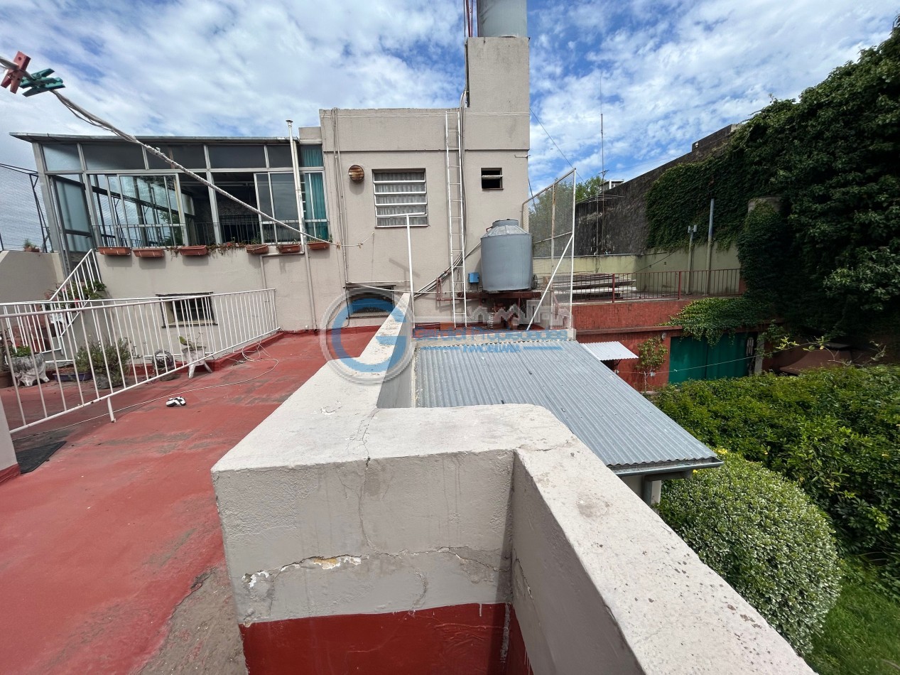 VENTA Casa de 3 dormitorios, con parque, piscina, quincho, cochera - Ayacucho 5800