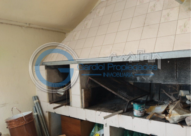 VENTA CASA AL FRENTE - Dos plantas - Tres dormitorios - Cochera - Tres patios - Terraza - BELLA VISTA