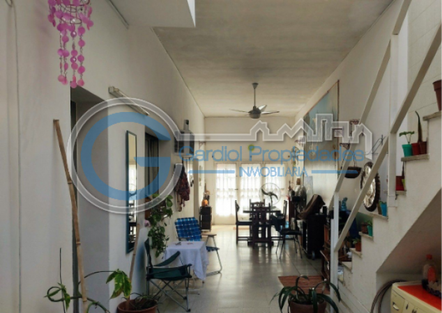 VENTA CASA AL FRENTE - Dos plantas - Tres dormitorios - Cochera - Tres patios - Terraza - BELLA VISTA