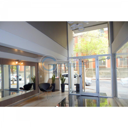 VENTA DEPARTAMENTO Semipiso 2 dormitorios con cochera. Balcon y patio. Amenities - Jujuy 1600