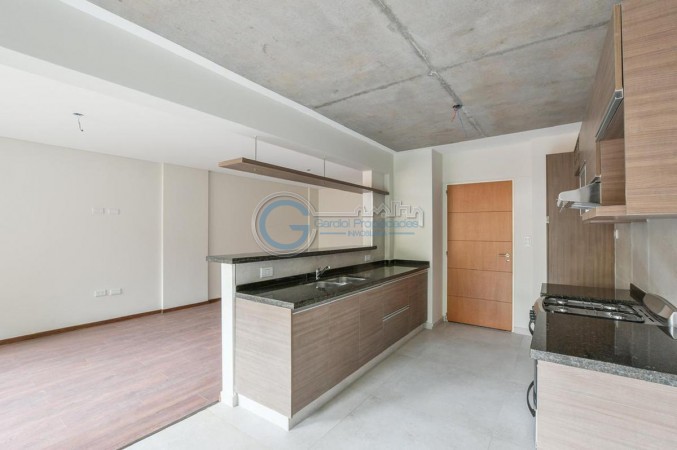 VENTA DEPARTAMENTO Semipiso 2 dormitorios con cochera. Balcon y patio. Amenities - Jujuy 1600