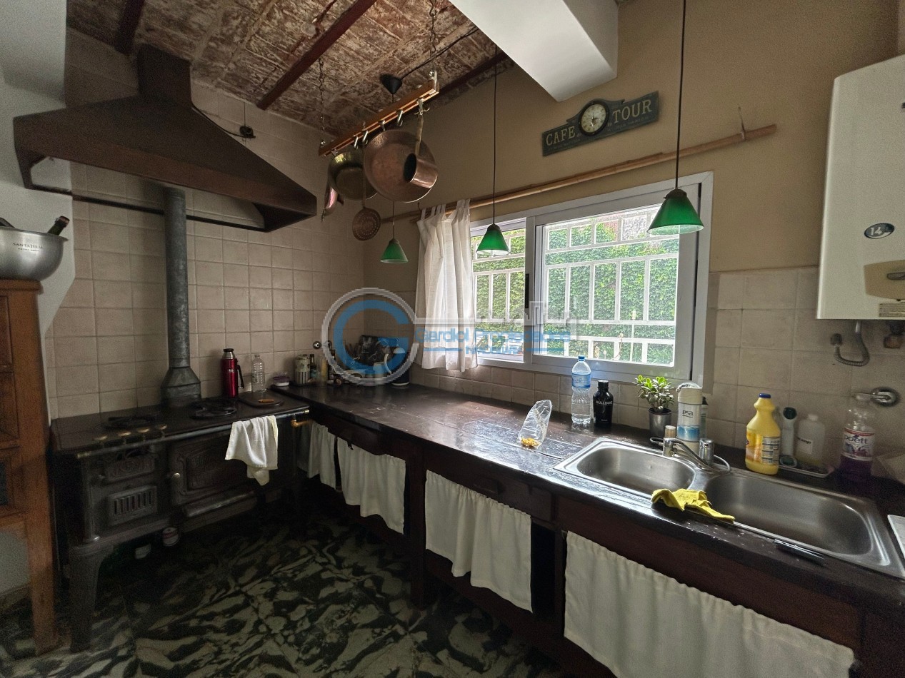 VENTA Casa de 3 dormitorios, con parque, piscina, quincho, cochera - Ayacucho 5800