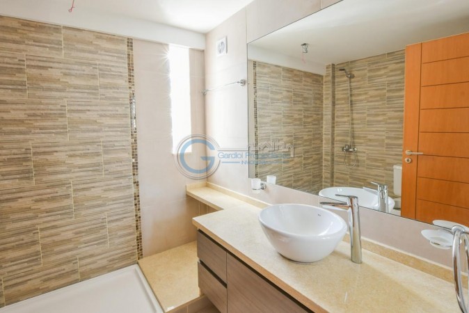 Semipiso DOS DORMITORIOS. Balcón y patio. Amenities. Entrega inmediata. Paraguay y Pellegrini