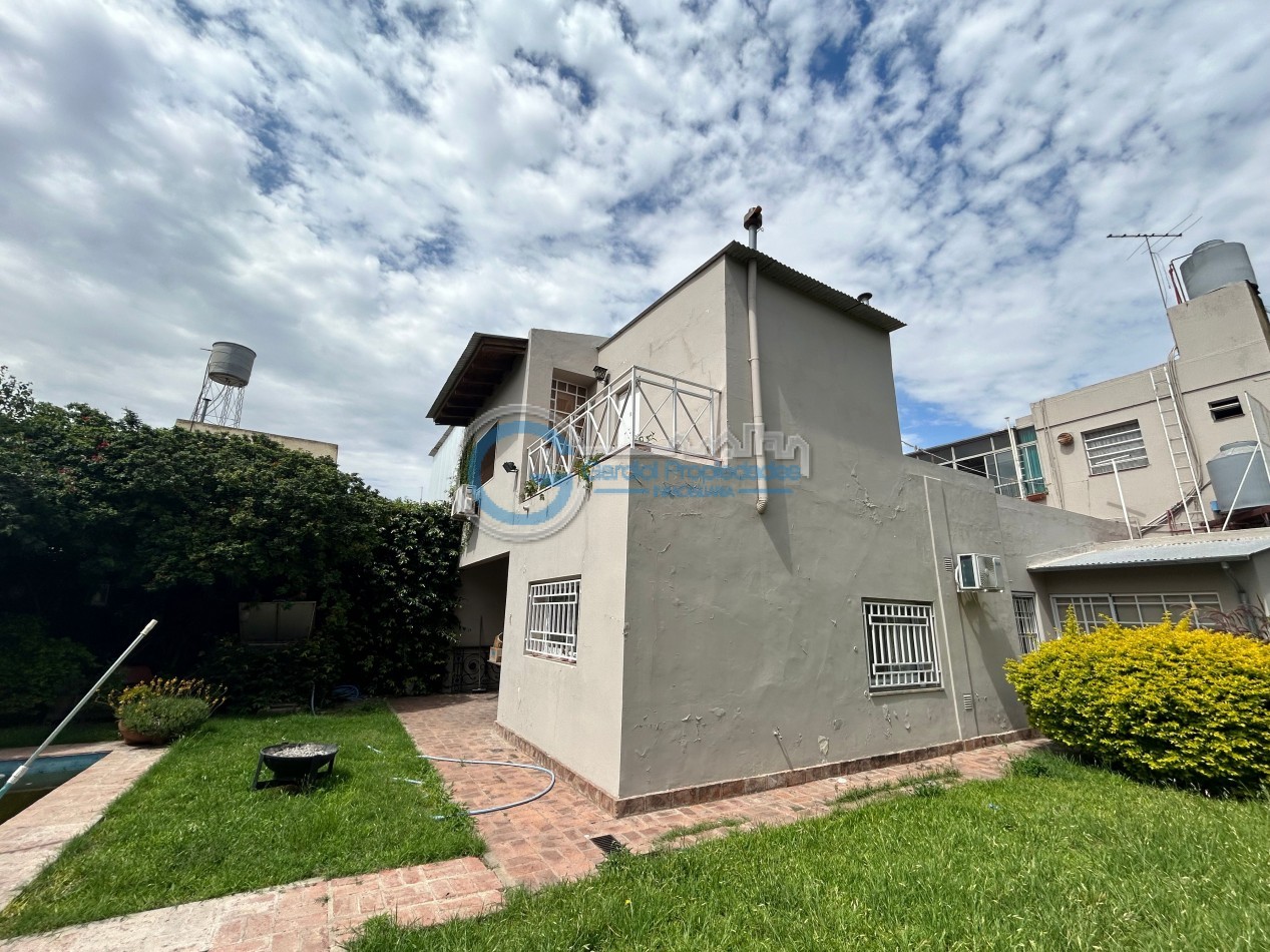 VENTA Casa de 3 dormitorios, con parque, piscina, quincho, cochera - Ayacucho 5800