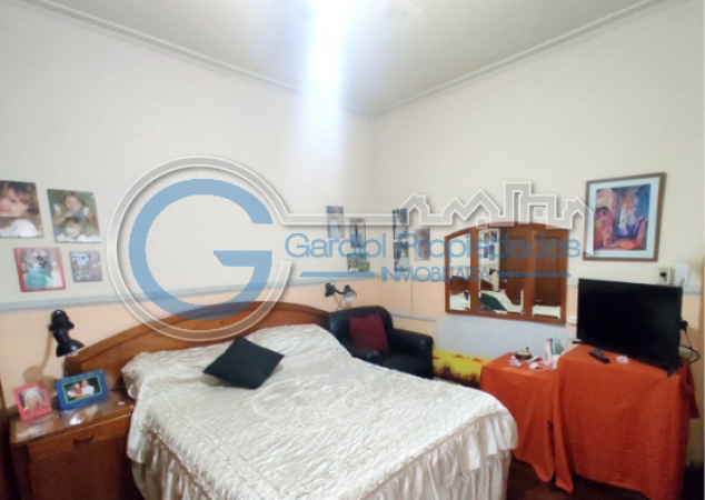 VENTA CASA AL FRENTE - Dos plantas - Tres dormitorios - Cochera - Tres patios - Terraza - BELLA VISTA