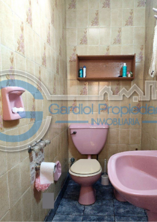 VENTA CASA AL FRENTE - Dos plantas - Tres dormitorios - Cochera - Tres patios - Terraza - BELLA VISTA