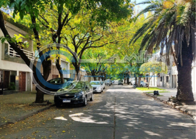 VENTA CASA AL FRENTE - Dos plantas - Tres dormitorios - Cochera - Tres patios - Terraza - BELLA VISTA