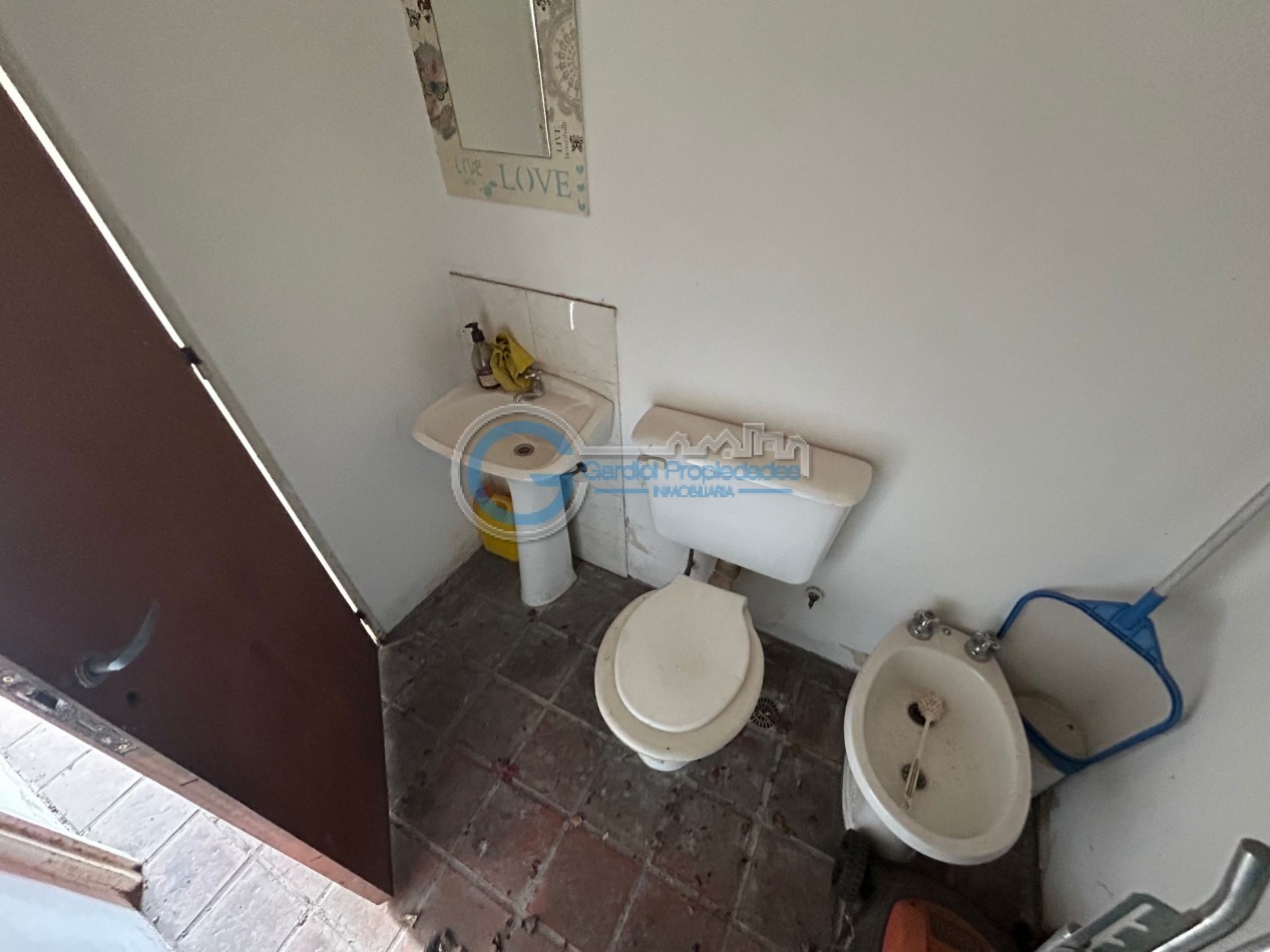 VENTA Casa de 3 dormitorios, con parque, piscina, quincho, cochera - Ayacucho 5800