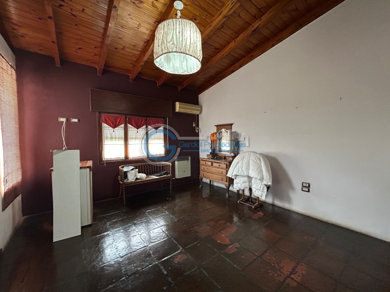 VENTA Casa de 3 dormitorios, con parque, piscina, quincho, cochera - Ayacucho 5800
