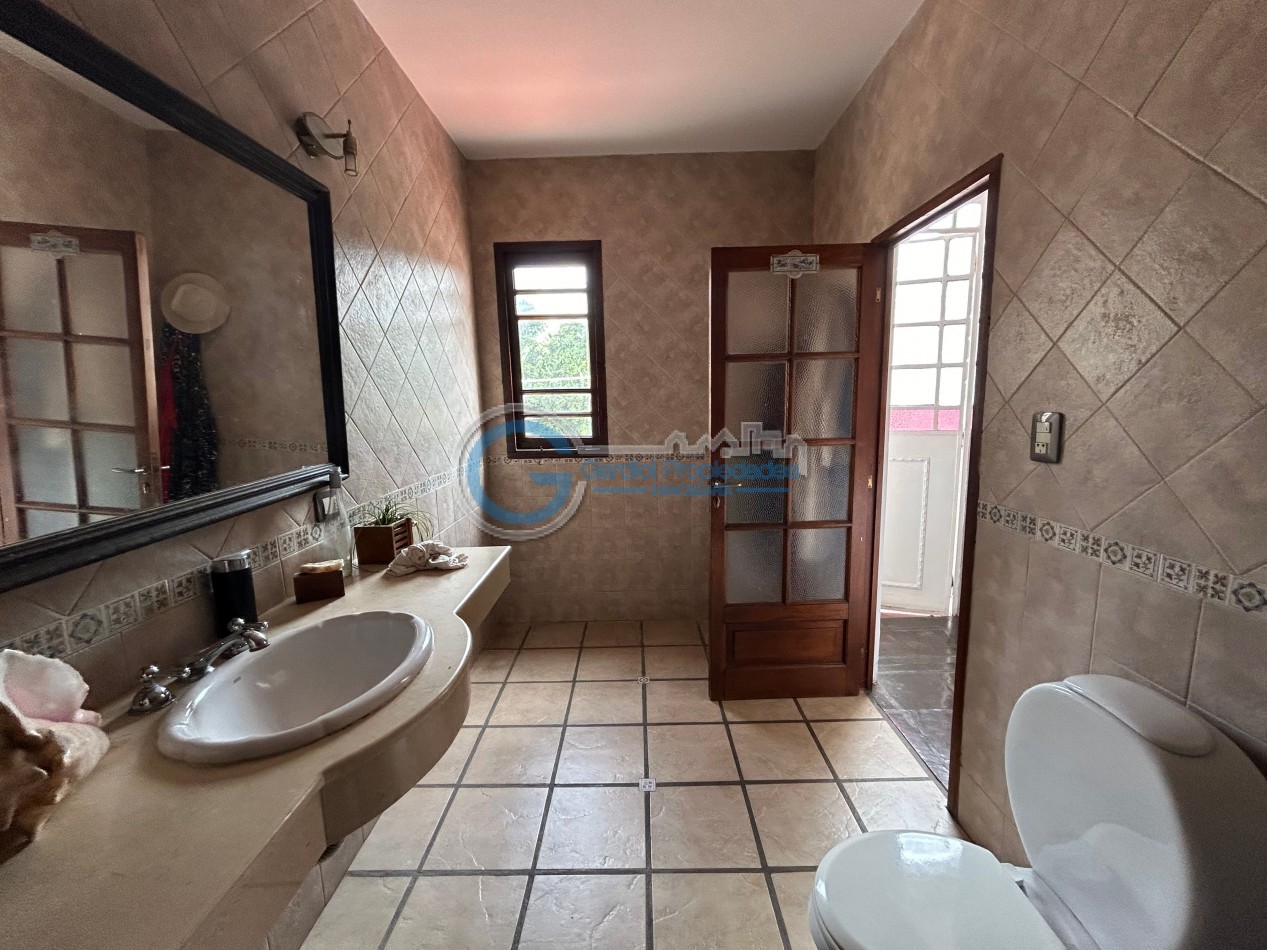 VENTA Casa de 3 dormitorios, con parque, piscina, quincho, cochera - Ayacucho 5800