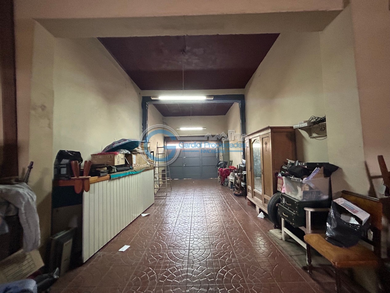 VENTA Casa de 3 dormitorios, con parque, piscina, quincho, cochera - Ayacucho 5800
