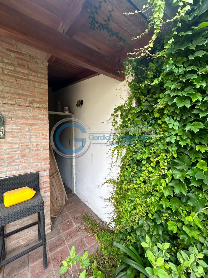 VENTA Casa de 3 dormitorios, con parque, piscina, quincho, cochera - Ayacucho 5800