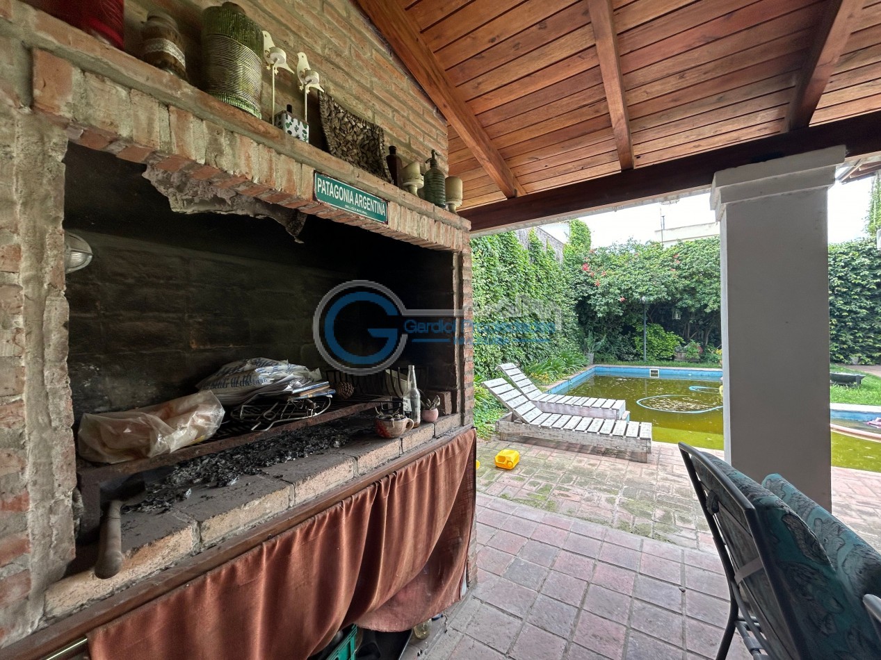 VENTA Casa de 3 dormitorios, con parque, piscina, quincho, cochera - Ayacucho 5800