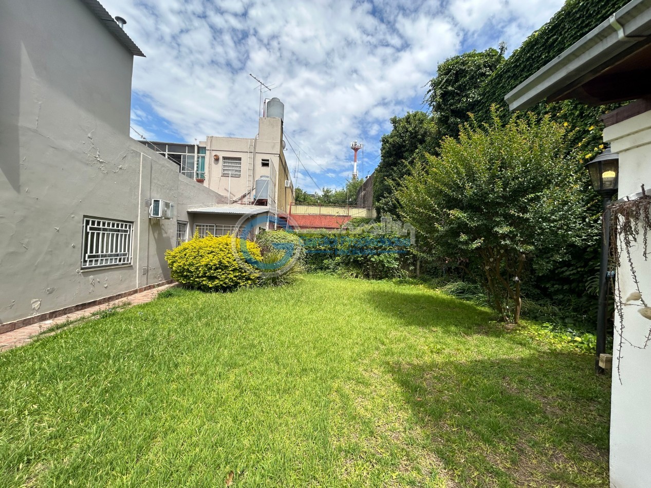 VENTA Casa de 3 dormitorios, con parque, piscina, quincho, cochera - Ayacucho 5800