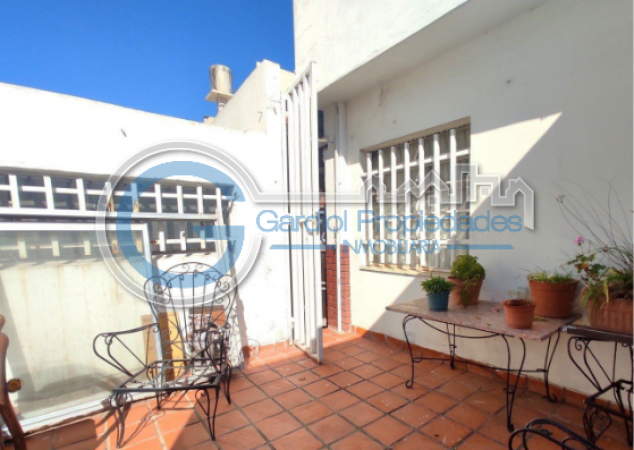 VENTA CASA AL FRENTE - Dos plantas - Tres dormitorios - Cochera - Tres patios - Terraza - BELLA VISTA