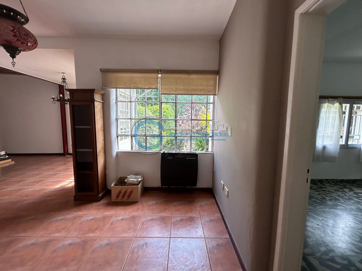 VENTA Casa de 3 dormitorios, con parque, piscina, quincho, cochera - Ayacucho 5800