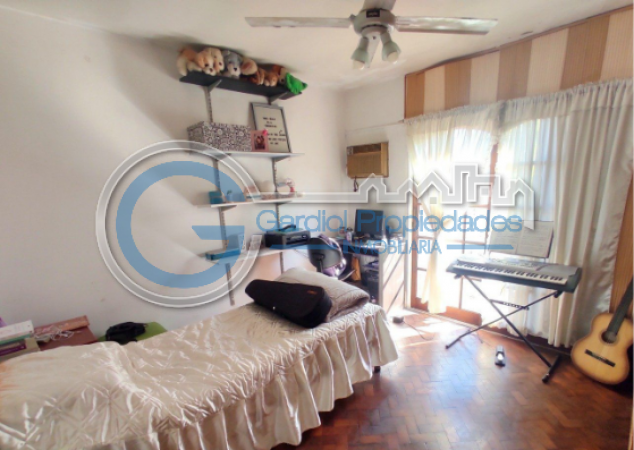 VENTA CASA AL FRENTE - Dos plantas - Tres dormitorios - Cochera - Tres patios - Terraza - BELLA VISTA