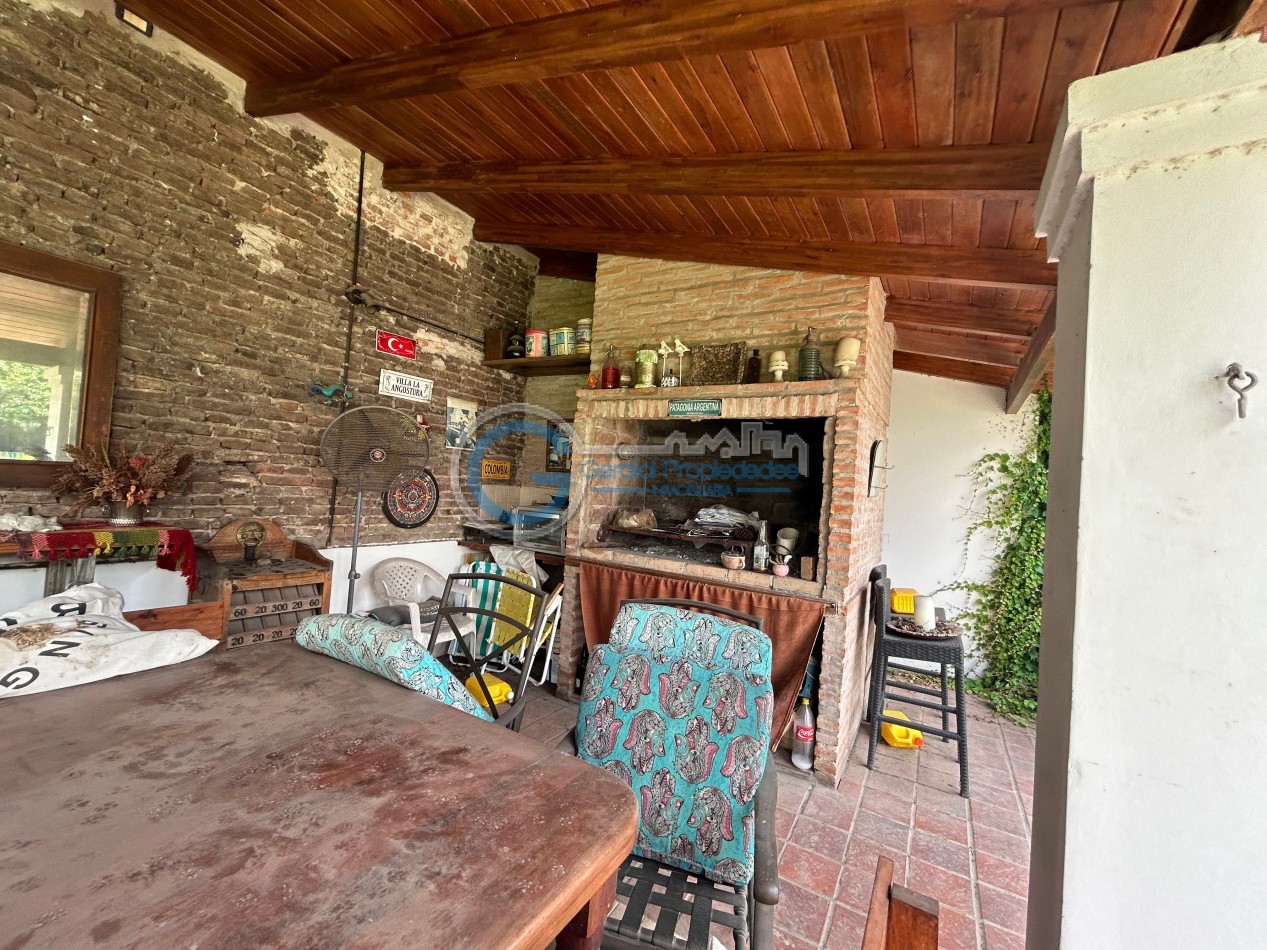 VENTA Casa de 3 dormitorios, con parque, piscina, quincho, cochera - Ayacucho 5800