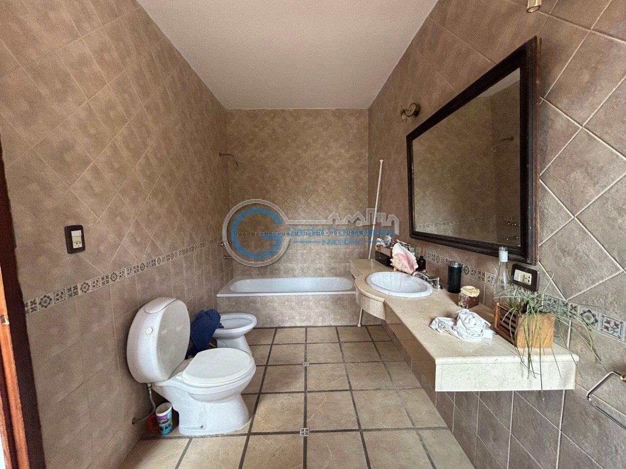 VENTA Casa de 3 dormitorios, con parque, piscina, quincho, cochera - Ayacucho 5800
