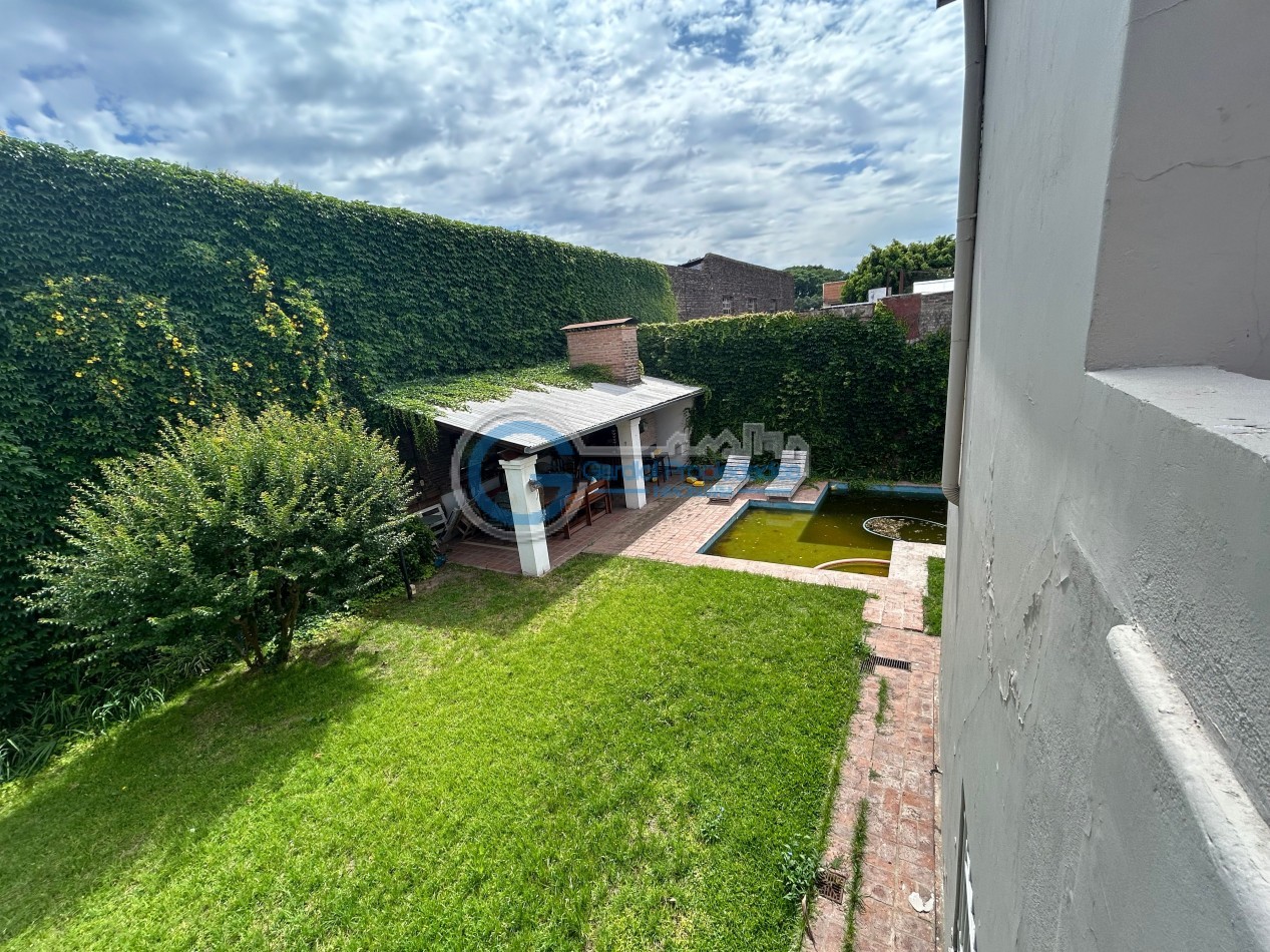 VENTA Casa de 3 dormitorios, con parque, piscina, quincho, cochera - Ayacucho 5800