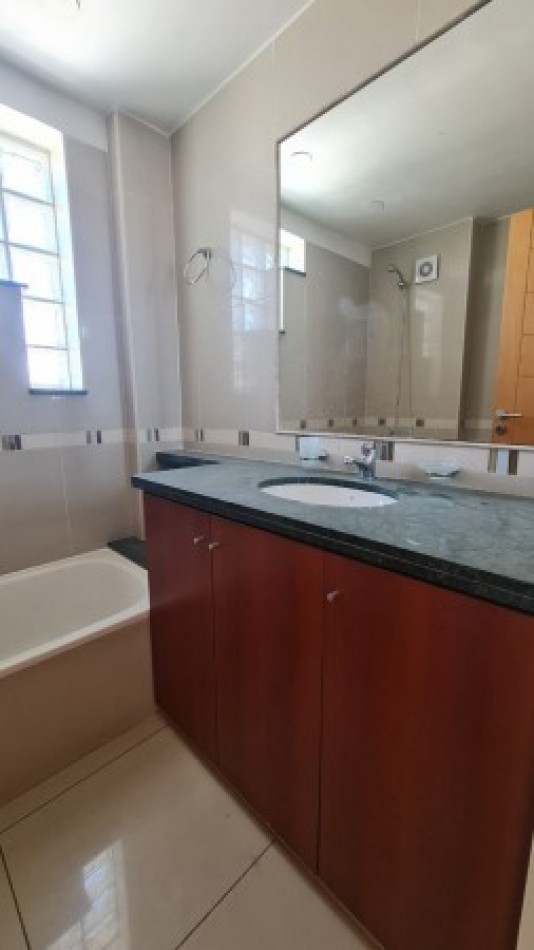 VENTA Impecable Departamento Semipiso Dos dormitorios . Cochera. Amenities.  España y Pellegrini