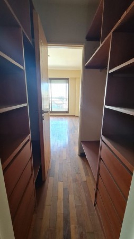 VENTA Impecable Departamento Semipiso Dos dormitorios . Cochera. Amenities.  España y Pellegrini