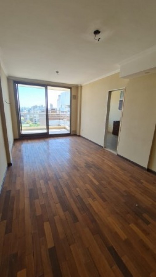 VENTA Impecable Departamento Semipiso Dos dormitorios . Cochera. Amenities.  España y Pellegrini