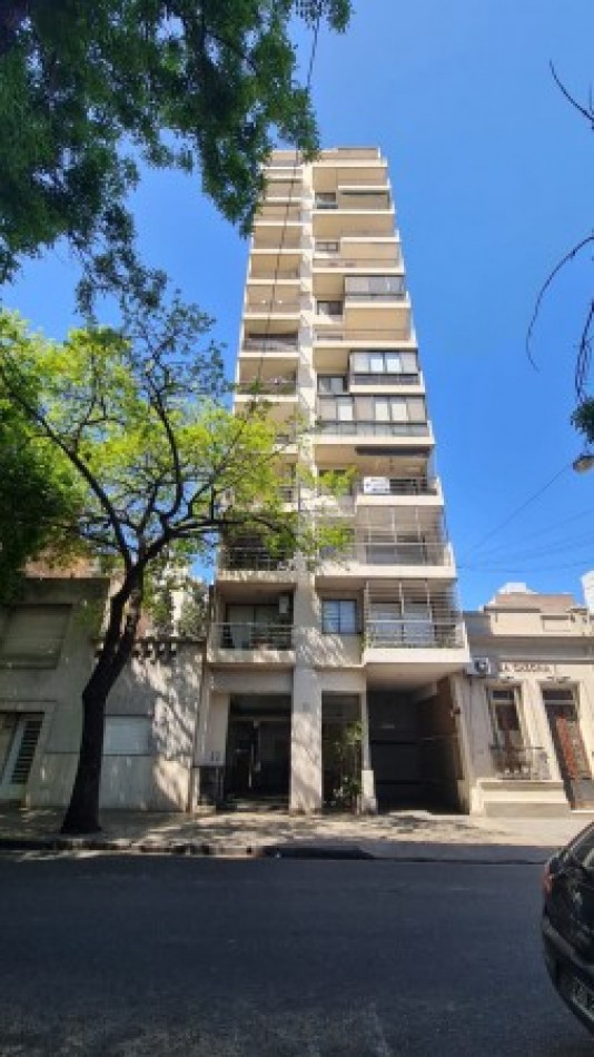 VENTA Impecable Departamento Semipiso Dos dormitorios . Cochera. Amenities.  España y Pellegrini
