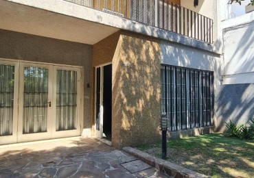 EN VENTA Importante CASA AL FRENTE en DOS PLANTAS - 3 DORMITORIOS - Patio, jardin - Callao 3300